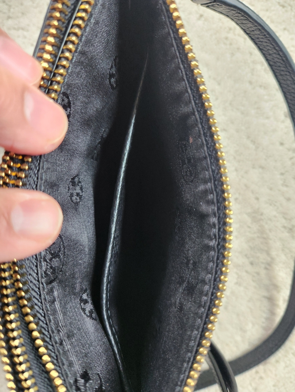 Tory Burch Black Pebbled Leather Crossbody Bag with Gold Hardware - Picture 4 of 6